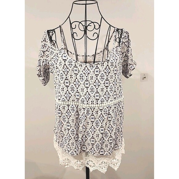 Skies are Blue Langlock Cold Shoulder Small Top White/Blue Geometric Crochet - Picture 1 of 7